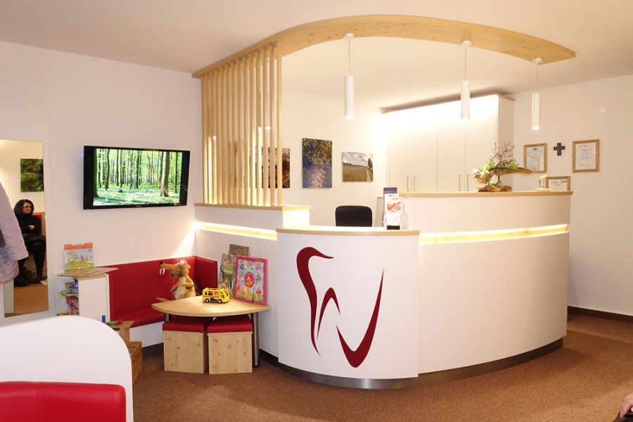 Praxis Moebel Empfang 12 | Praxiseinrichter Klaus Jerosch GmbH