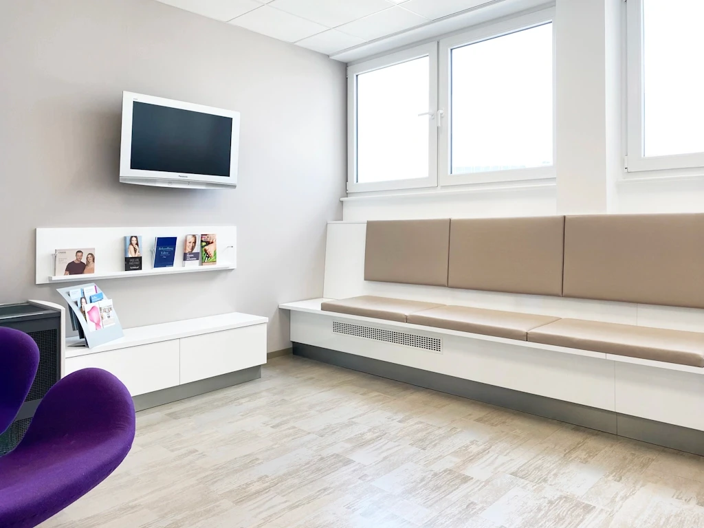 20_Hautarzt_Aschaffenburg_Warten_b