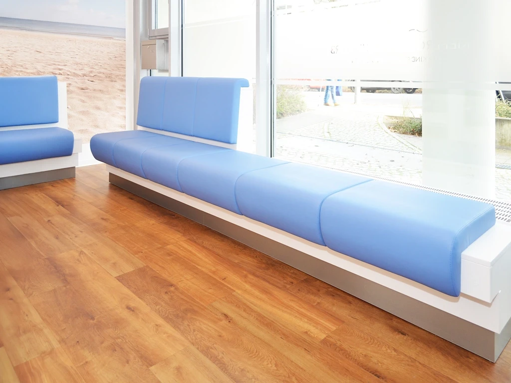 20_Kieferorthopaedie_Korb_Wartemoebel_b