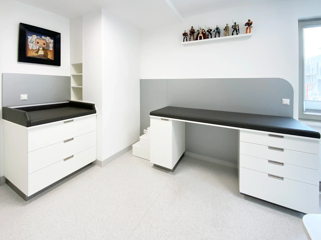 24_Kinderarzt_Berlin_1_Behandlung_1_b