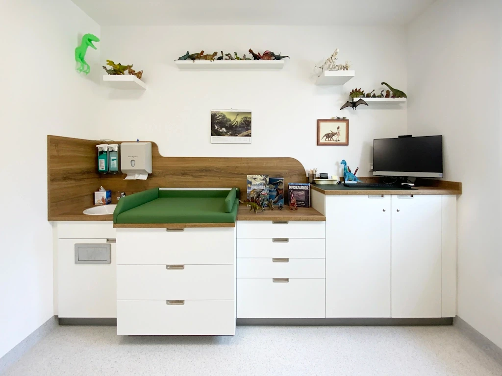 24_Kinderarzt_Berlin_1_Behandlung_b