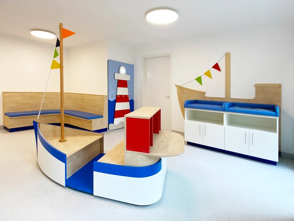 24_Kinderarzt_Berlin_1_Warten_1_b