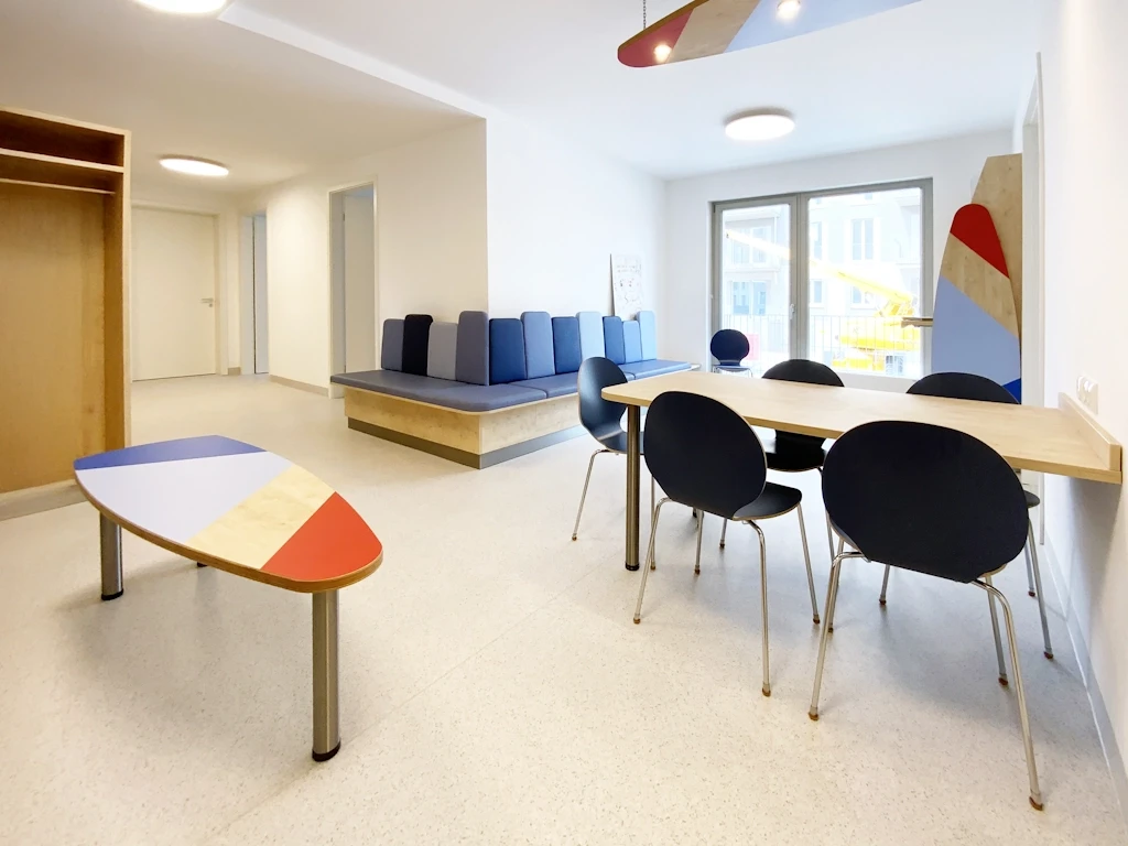 24_Kinderarzt_Berlin_1_Warten_3_b