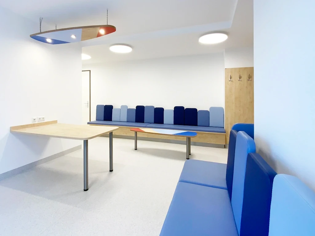 24_Kinderarzt_Berlin_1_Warten_b