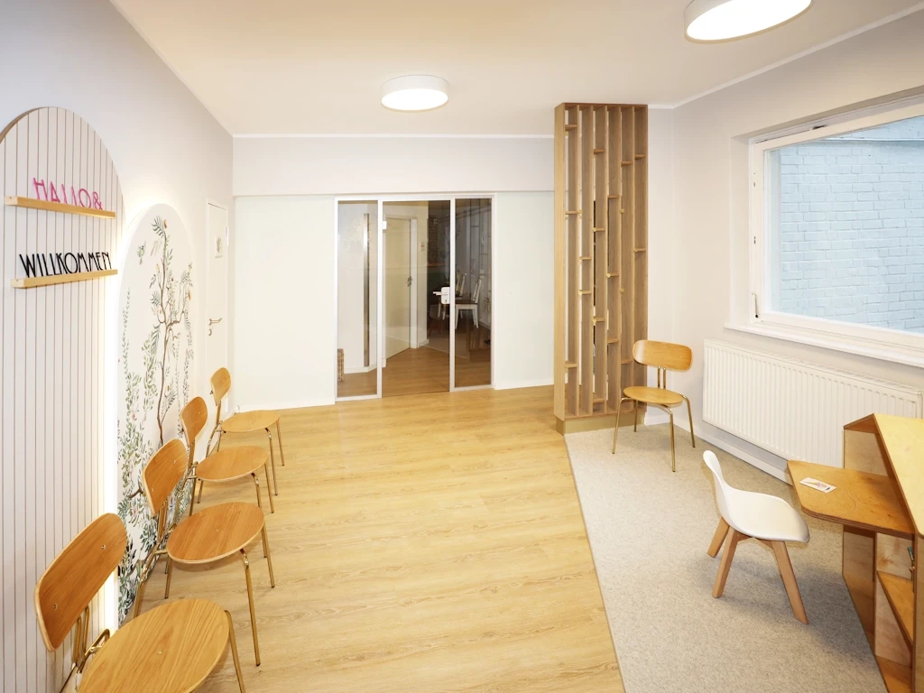 24_Kinderarzt_Berlin_2_Empfang_1_b