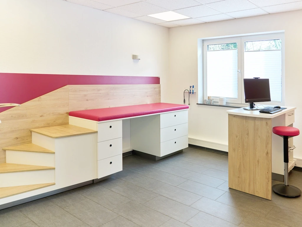 25_Kinderarzt_Hillesheim _Behandlung_b