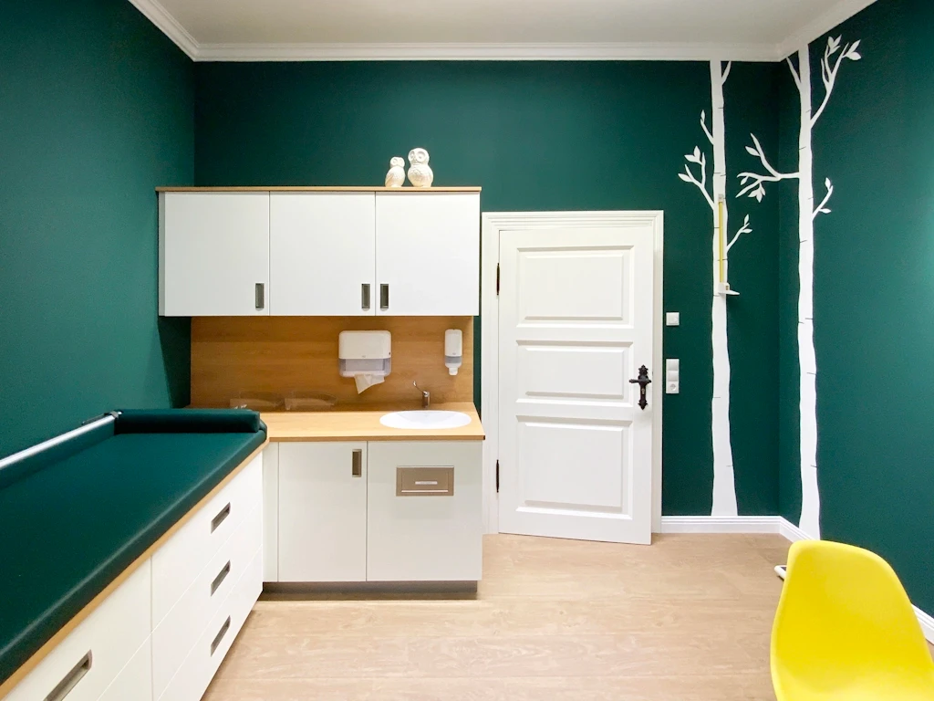 25_Kinderarzt_Sternberg_Behandlung_1_b