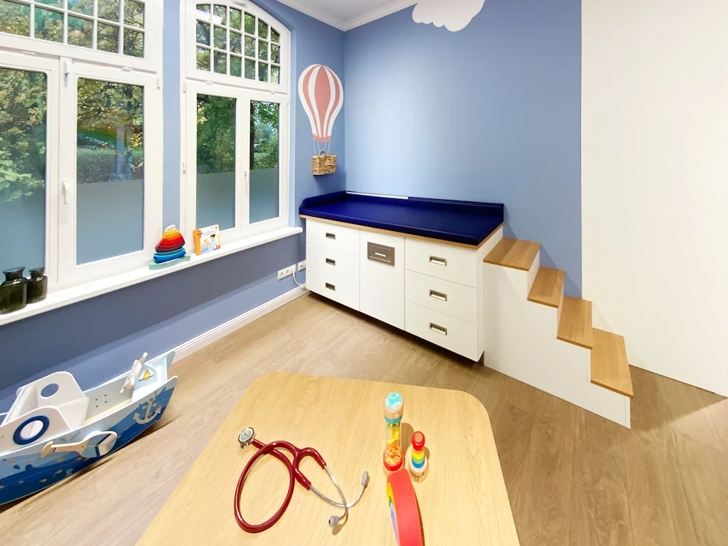 25_Kinderarzt_Sternberg_Behandlung_4_n