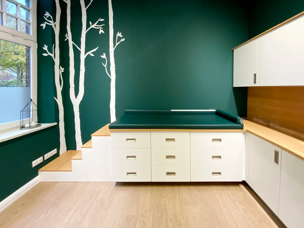 25_Kinderarzt_Sternberg_Behandlung_b