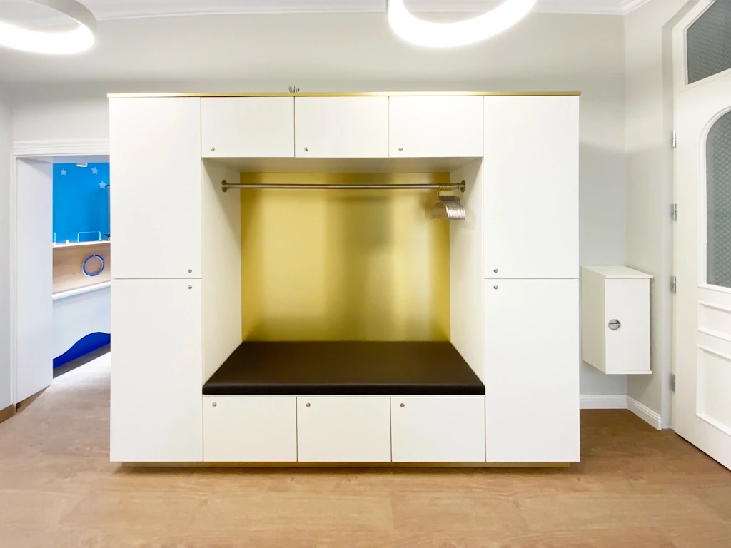 25_Kinderarzt_Sternberg_Garderobe_b