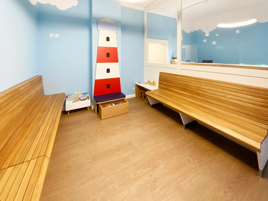 25_Kinderarzt_Sternberg_Warten_b